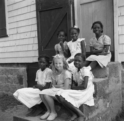 Poll photo collection. Travel to Suriname and the Netherlands Antilles. Six girls on the school stairs in the bottom on saba. 1947. Netherlands Antilles, Saba Copyright: xpiemagsx pienatarchpart630102021-27010 !ACHTUNG AUFNAHMEDATUM GESCHÄTZT!