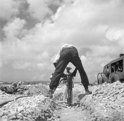 Poll photo collection. Travel to Suriname and the Netherlands Antilles. Road construction and construction of water supply on Bonaire. 1947. Bonaire, Netherlands Antilles Copyright: xpiemagsx pienatarchpart630102021-27142 !ACHTUNG AUFNAHMEDATUM GESCHÄTZT!