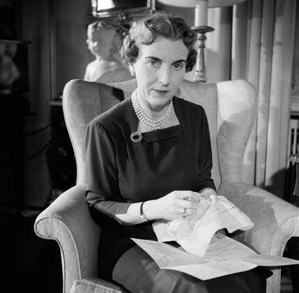 Poll photo collection. Family photos of the Danish royal family. Danish queen embroidery in her home in Palace Brockdorff in Lock Amalienborg. March 1954. Denmark, Copenhagen Copyright: xpiemagsx pienatarchpart630102021-27424 !ACHTUNG AUFNAHMEDATUM GESCHÄTZT!