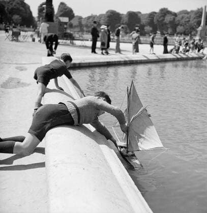 Poll photo collection. Jardin du Luxembourg. Children play with boats in one of the ponds of the Jardin du Luxembourg. 1948. France, Paris Copyright: xpiemagsx pienatarchpart630102021-30381 !ACHTUNG AUFNAHMEDATUM GESCHÄTZT!