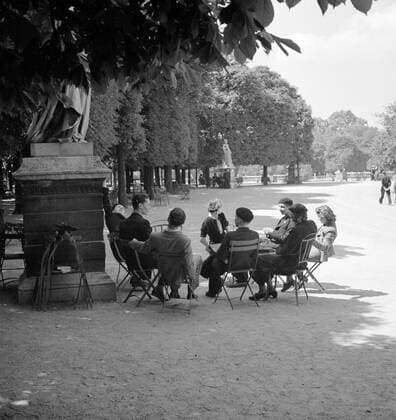 Poll photo collection. Jardin du Luxembourg. Students in conversation in the Jardin du Luxembourg. 1948. France, Paris Copyright: xpiemagsx pienatarchpart630102021-30386 !ACHTUNG AUFNAHMEDATUM GESCHÄTZT!