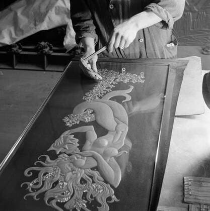 Poll photo collection. Reporting of Tetterode Glass Amsterdam. Engraving a glass panel with a mermaid. 1948 Copyright: xpiemagsx pienatarchpart630102021-30398 !ACHTUNG AUFNAHMEDATUM GESCHÄTZT!