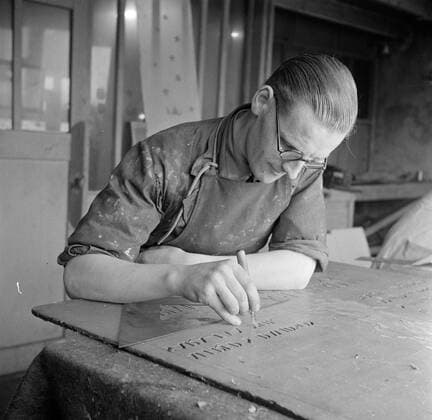 Poll photo collection. Reporting of Tetterode Glass Amsterdam. Engraving letters. 1948 Copyright: xpiemagsx pienatarchpart630102021-30403 !ACHTUNG AUFNAHMEDATUM GESCHÄTZT!
