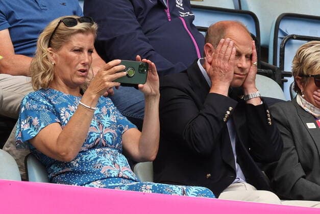 Bilder des Jahres 2022, Entertainment 07 Juli Entertainment Themen der Woche KW 30 Entertainment Bilder des Tages . 29 07 2022. Birmingham, United Kingdom. Prince Edward and Sophie greet Princess Anne at the Rugby Sevens at the 2022 Commonwealth Games in Birmingham United Kingdom.  xStephenxLockx xi-Imagesx IIM-23650-0006