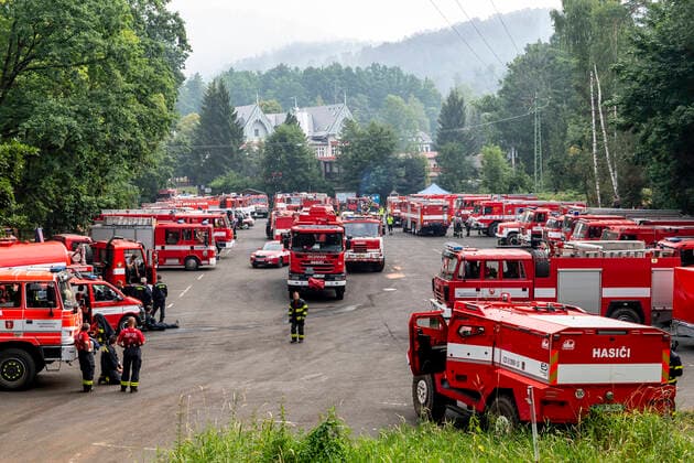 News Themen der Woche KW 30 News Bilder des Tages A large forest fire in the Ceske Svycarsko (Czech Switzerland) National Park, near Hrensko, Czech Republic, on July 29, 2022. On the photo firefighters rest in Mezni Louka village. (CTKxPhoto OndrejxHajek) CTKPhotoP2022072903467  HAJ 09