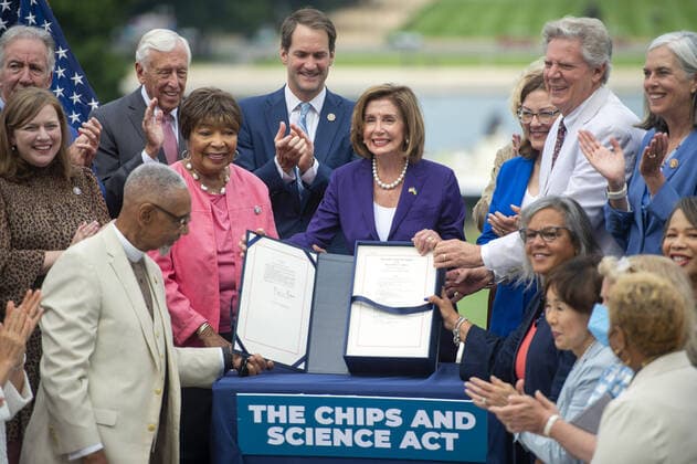 News Themen der Woche KW 30 News Bilder des Tages Speaker of the House Nancy Pelosi, D-CA, displays the signed The Chips and Science Act bill, which would subsidize domestic semiconductor manufacturing an invest billions in science an technology innovation, surrounded by other members of Congress on the West Front of the U.S. Capitol in Washington, DC on Friday, July 29, 2022.  WAP20220729305 BONNIExCASH