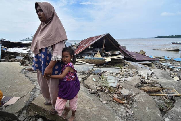 Bilder des Jahres 2022, News 07 Juli News Themen der Woche KW 30 News Bilder des Tages (220729) -- CENTRAL SULAWESI, July 29, 2022 -- People stand in front of damaged houses after flash flood hits the Torue Village of the Parigi Mutong District, Central Sulawesi, Indonesia, July 29, 2022. Three people were killed and four others went missing as flash floods struck Indonesia s province of Central Sulawesi, and a search operation for the missing is underway, a senior local disaster agency officer said on Friday. (Photo by Xinhua) INDONESIA-CENTRAL SULAWESI-FLOOD-AFTERMATH AdixPranata 