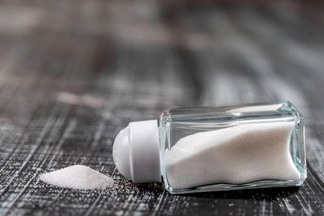 Close-up of fine salt contained in a glass salt shaker on a black background. CHASSENETx xBSIP 016218_262 941_rf_29_bsip_016218_262
