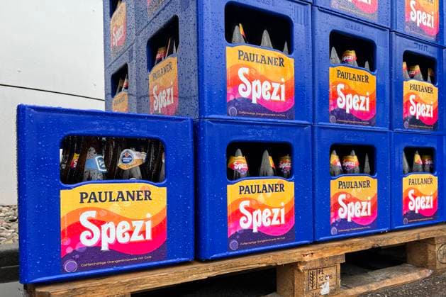 Paulaner SPEZI Kisten stehen auf einer Palette gestapelt. *** Paulaner SPEZI crates are stacked on a pallet