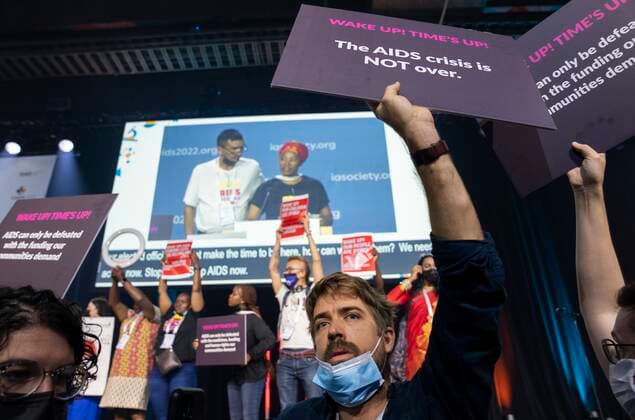 News Bilder des Tages July 29, 2022, Montreal, PQ, Canada: Protesters take the stage during the opening ceremony of the AIDS 2022 conference in Montreal on Friday, July 29, 2022. Montreal Canada  - ZUMAc35_ 20220729_zaf_c35_019 Copyright: xPaulxChiassonx