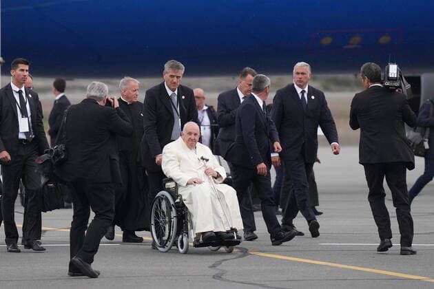 News Bilder des Tages July 29, 2022, IQALUIT, NU, CANADA: Pope Francis is wheeled across the tarmac after arriving in Iqaluit, Nunavut on Friday, July 29, 2022 during his papal visit across Canada IQALUIT CANADA  - ZUMAc35_ 20220729_zaf_c35_045 Copyright: xNathanxDenettex