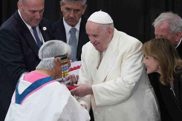 July 29, 2022, IQALUIT, NU, CANADA: Pope Francis greets Indigenous people after arriving in Iqaluit, Nunavut on Friday, July 29, 2022 during his papal visit across Canada. IQALUIT CANADA  - ZUMAc35_ 20220729_zaf_c35_047 Copyright: xNathanxDenettex