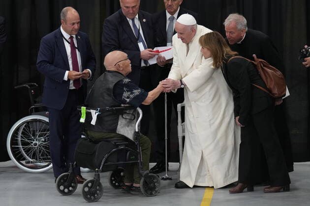 July 29, 2022, IQALUIT, NU, CANADA: Pope Francis greets Indigenous people after arriving in Iqaluit, Nunavut on Friday, July 29, 2022 during his papal visit across Canada. IQALUIT CANADA  - ZUMAc35_ 20220729_zaf_c35_048 Copyright: xNathanxDenettex