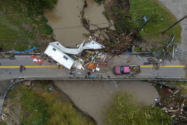 Bilder des Jahres 2022, News 07 Juli News Themen der Woche KW 30 News Bilder des Tages July 29, 2022, Whitesburg, Kentucky, USA: People work to clear a house from a bridge near the Whitesburg Recycling Center in Letcher County, Ky., on Friday. At least 16 people are dead and hundreds of homes are ruined following catastrophic flooding in Kentucky. Whitesburg USA  - ZUMA 20220729_new_m67_030 Copyright: xRyanxC.xHermensx
