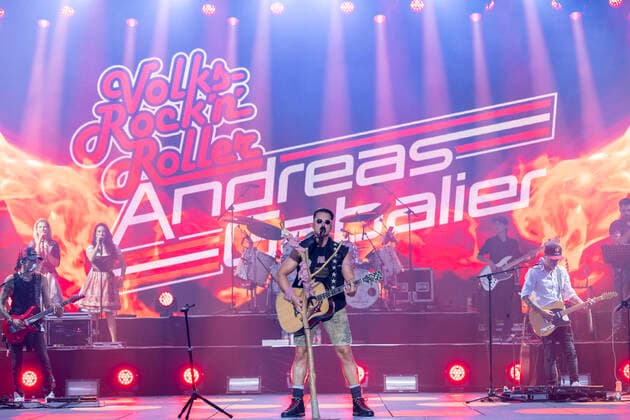 Entertainment Themen der Woche KW 30 Entertainment Bilder des Tages 29.7.2022 Sänger Andreas Gabalier mit Band auf der Bühne bei einem Konzert in Mörbisch *** 29 7 2022 Singer Andreas Gabalier with band on stage at a concert in Mörbisch