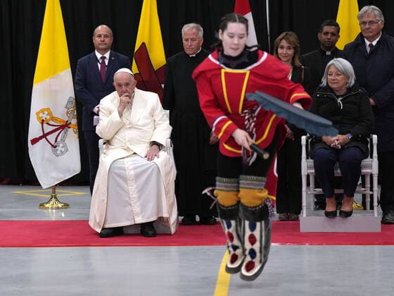 News Themen der Woche KW 30 News Bilder des Tages July 29, 2022, IQALUIT, NU, CANADA: Pope Francis and Gov. Gen. Mary Simon watch a traditional dance during the final public event of his papal visit across Canada as he prepares to leave Iqaluit, Nunavut on Friday, July 29, 2022. IQALUIT CANADA  - ZUMAc35_ 20220729_zaf_c35_118 Copyright: xNathanxDenettex