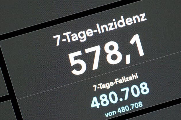 Dashboard des RKI, die 7-Tage-Inzidenz liegt nun bei 578,1 7-Tage-Inzidenz, Dashboard des RKI auf einem Monitor am 30.07.2022 in Siegen Deutschland.