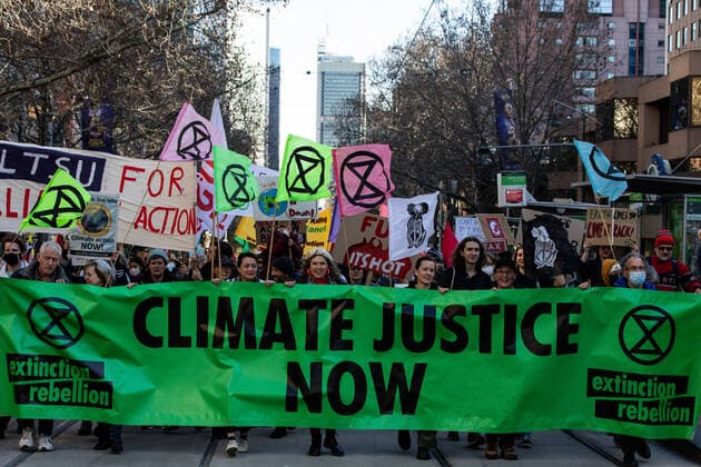 News Themen der Woche KW 30 News Bilder des Tages EXTINCTION REBELLION RALLY, Environmental activists march towards Parliament House of Victoria during a protest in Melbourne, Saturday, July 30, 2022. A coalition including most of Melbourne s environmental and activist organisations is demanding an end to fossil fuels and promising not to let the new Albanese government off the hook. ( NO ARCHIVING, EDITORIAL USE ONLY, NO USE IN BOOKS WITHOUT CONSENT MELBOURNE VIC AUSTRALIA  Copyright: xDIEGOxFEDELEx 20220730001684680586
