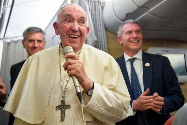 Bilder des Jahres 2022, News 07 Juli News Themen der Woche KW 30 News Bilder des Tages July 30, 2022, Canada: In a handout photo provided by , Pope Francis speak to journalists aboard an airplane departured from Canada on his way back to the Vatican, 30 July 2022. ANSA VATICAN PRESS Canada - ZUMAa110 20220730_zaf_a110_004 Copyright: xVaticanxMediax