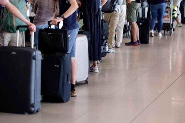 Am Flughafen Köln-Bonn kam es in den vergangenen Wochen immer wieder zu extremen Verzögerungen. Passagiere warteten Stunden an der Sicherheitskontrolle, Flüge verspäteten sich oder fielen gleich ganz aus. Viele Urlauber befürchten, dass das Flughafen-Chaos auch ihren Start in den Urlaub gefährden könnte. (Themenbild, Symbolbild) Köln, 29.07.2022 NRW Deutschland *** At Cologne Bonn Airport, there have been repeated extreme delays in recent weeks Passengers waited for hours at the security check, flights were delayed or cancelled altogether Many holidaymakers fear that the airport chaos could also jeopardize their start to their vacation Topic image, symbol image Cologne, 29 07 2022 NRW Germany Copyright: xChristophxHardtx