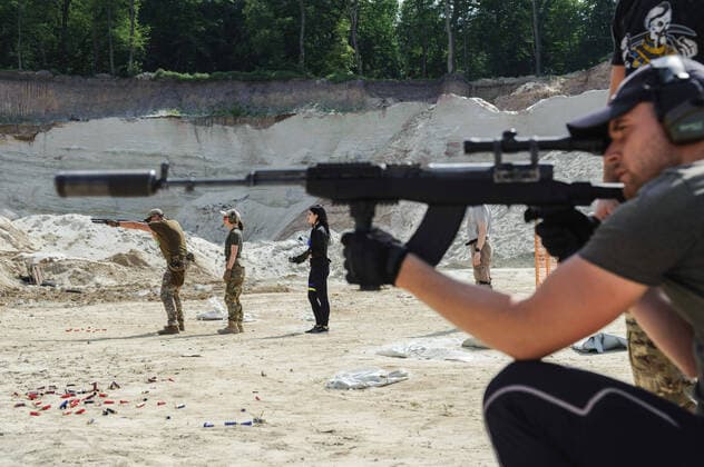 News Themen der Woche KW 30 News Bilder des Tages July 30, 2022, Lviv, Ukraine: Ukrainian civilians take part in a shooting training to learn military skills at a shooting range in Lviv amid the Russian invasion. Russia invaded Ukraine on 24 February 2022, triggering the largest military attack in Europe since World War II. Lviv Ukraine - ZUMAs197 20220730_zaa_s197_159 Copyright: xMykolaxTysx