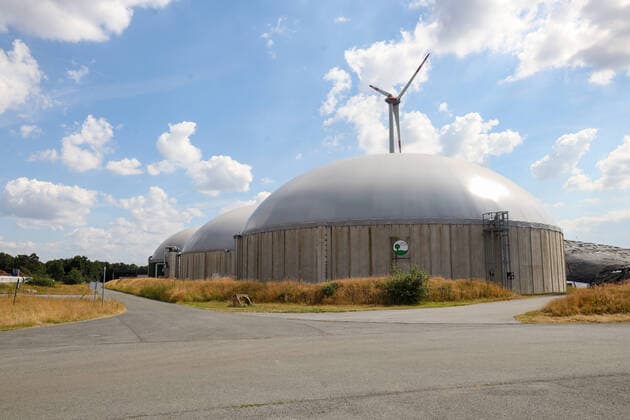 DEU, Deutschland, Nordrhein-Westfalen, Saerbeck, 25.06.2022: Bioenergiepark Saerbeck in ehemaligem Munitionsdepot der Bundeswehr. Wind, Sonne und Biomasse erzeugen Strom für über 18.000 Haushalte. Kompetenzzentrum für erneuerbare Energie und die Energiewende. Biogasanlage der SaerGas im Bioenergiepark *** DEU, Germany, North Rhine-Westphalia, Saerbeck, 25 06 2022 Saerbeck Bioenergy Park in former ammunition depot of the German Armed Forces Wind, sun and biomass generate electricity for over 18,000 households Competence center for renewable energy and the energy transition SaerGas biogas plant in the bioenergy park