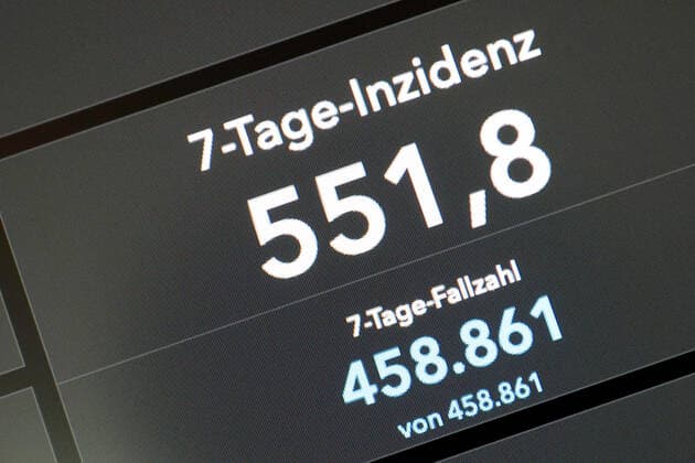 Dashboard des RKI, die 7-Tage-Inzidenz liegt nun bei 551,8 7-Tage-Inzidenz, Dashboard des RKI auf einem Monitor am 31.07.2022 in Siegen Deutschland.