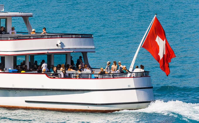 Das Motorschiff Bubenberg fährt von der Schiffsanlagestelle Spiez hinaus auf den Thunersee. Das sehr heisse Wetter nutzen einige für eine kühle Schiffsfahrt. (Spiez, Schweiz, 18.07.2022)