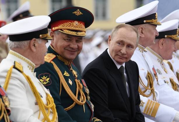 Bilder des Jahres 2022, News 07 Juli News Themen der Woche KW 30 News Bilder des Tages Russia Putin Navy Day 8245917 31.07.2022 Russian President Vladimir Putin, accompanied by Russian Defence Minister Sergei Shoigu, takes part in the main naval parade marking Russian Navy Day, in St. Petersburg, Russia. Alexei Danichev Sputnik St. Petersburg Russia  Copyright: xAlexeixDanichevx