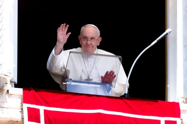 News Themen der Woche KW 30 News Bilder des Tages Italy, Rome, Vatican, 2022 07 31.Pope Francis adresses the crowd from the window of the Apostolic Palace overlooking Saint Peter s Square during the Angelus prayer in the Vatican. Photograph by Vatican Mediia Catholic Press Photo. RESTRICTED TO EDITORIAL USE - NO MARKETING - NO ADVERTISING CAMPAIGNS.  Copyright: xVATICANxMEDIAx xipa-agency.netx xVaticanxMediax