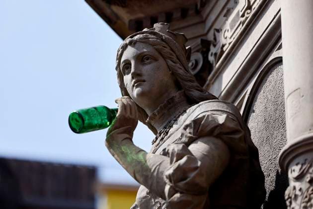 Die Statue der Griet am Jan von Werth-Brunnen auf dem Altermarkt hat jemand als Scherz eine leere Bierflasche in die Hand gedrückt. Forschende der Oxford-University haben DNA-Sequenzen untersucht und herausgefunden, dass Alkoholkonsum den Alterungsprozess beschleunigen kann. (Themenbild, Symbolbild) Köln, 30.07.2022 NRW Deutschland *** The statue of Griet at the Jan von Werth fountain on the Altermarkt someone put an empty beer bottle in her hand as a joke Researchers at Oxford University have studied DNA sequences and found that alcohol consumption can accelerate the aging process Topic Image, Symbol Image Cologne, 30 07 2022 NRW Germany Copyright: xChristophxHardtx