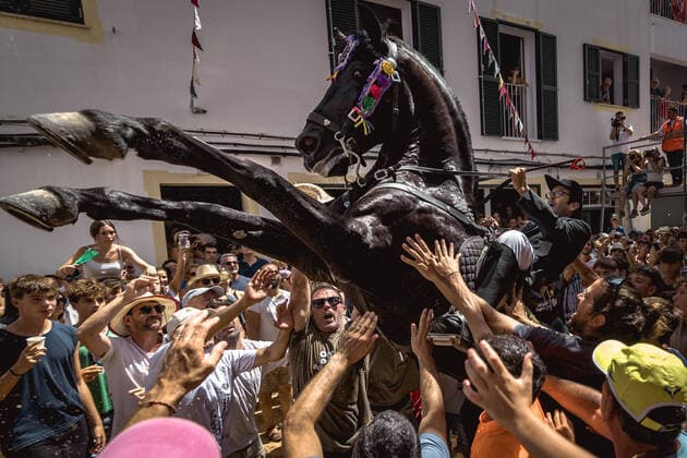 Bilder des Jahres 2022, News 07 Juli News Themen der Woche KW 30 News Bilder des Tages July 31, 2022, Es Migjorn Gran, Minorca, Spain: A caixer (horse rider) rears up on his horse surrounded by a cheering crowd during the traditional Jaleo at the Sant Cristofol Festival. Es Migjorn Gran Spain - ZUMAo105 20220731_zap_o105_003 Copyright: xMatthiasxOesterlex