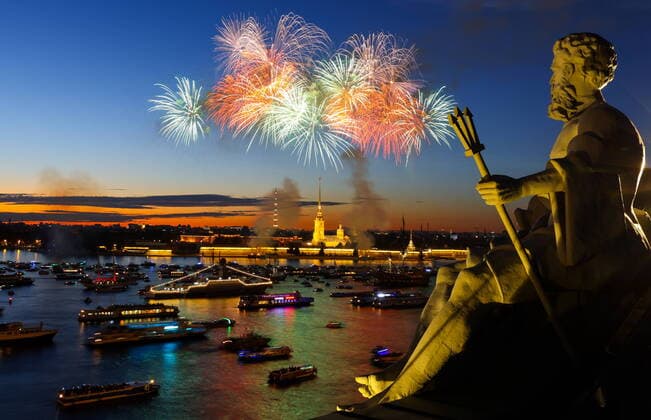 Bilder des Jahres 2022, News 07 Juli News Themen der Woche KW 30 ST PETERSBURG, RUSSIA â€“ JULY 31, 2022: A firework display is seen over the Neva River on Russian Navy Day. Peter Kovalev TASS  TS13C74A