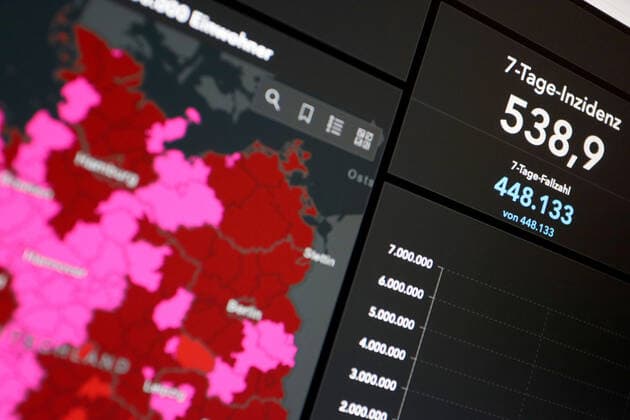 Dashboard des RKI, die 7-Tage-Inzidenz liegt nun bei 538,9 7-Tage-Inzidenz, Dashboard des RKI auf einem Monitor am 01.08.2022 in Siegen Deutschland.