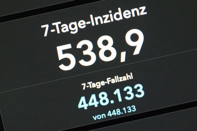 Dashboard des RKI, die 7-Tage-Inzidenz liegt nun bei 538,9 7-Tage-Inzidenz, Dashboard des RKI auf einem Monitor am 01.08.2022 in Siegen Deutschland.