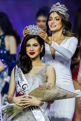 Bilder des Jahres 2022, Entertainment 08 August Entertainment Themen der Woche KW31 Entertainment Bilder des Tages (220801) -- QUEZON CITY, Aug. 1, 2022 -- Newly-crowned Binibining Pilipinas (Miss Philippines) Globe Chelsea Fernandez (L) of the Binibining Pilipinas 2022 is seen on stage during the grand coronation night in Quezon City, the Philippines, July 31, 2022. A total of 40 contestants vied for the Binibining Pilipinas 2022 beauty pageant this year. ) PHILIPPINES-QUEZON CITY-BEAUTY CONTEST-GRAND CORONATION NIGHT RouellexUmali 