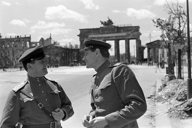 ZAKHARCHENKO OFFICER CONVERSATION 3424 16.05.1945 Writer Zakharchenko, right, talking to an officer near the Brandenburg Gate. Boris Sputnik Berlin Germany  Copyright: xBorisx