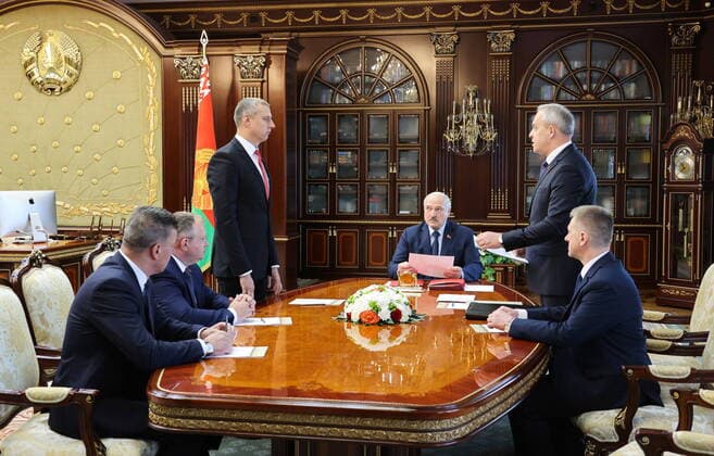 News Themen der Woche KW31 News Bilder des Tages MINSK, BELARUS - AUGUST 1, 2022: Dmitry Krutoy (L standing), Deputy Chief of Staff of the Belarusian Presidential Office, attends a meeting with Belarus President Alexander Lukashenko (C back). Krutoy has been appointed Belarus Ambassador to Russia. Nikolai Petrov BelTA TASS  TS13C847