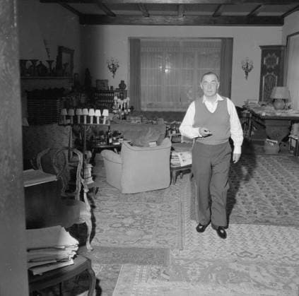 Poll photo collection. Visit to the German author Erich Maria Remarque and the American actress Paulette Goddard in their villa in the Swiss Porto Ronco. The writer receives his guests in the living room of the villa in Porto Ronco. October 1961. Lago Maggiore, Switzerland Copyright: xpiemagsx pienatarchpart630102021-32756 !ACHTUNG AUFNAHMEDATUM GESCHÄTZT!