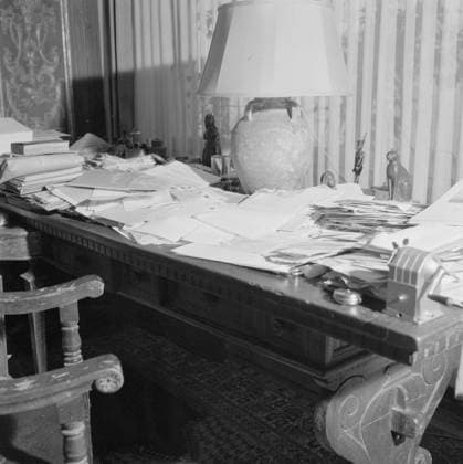 Poll photo collection. Visit to the German author Erich Maria Remarque and the American actress Paulette Goddard in their villa in the Swiss Porto Ronco. Writing table in the writer working corner in the villa in Porto Ronco with lamp, books and letters. October 1961. Lago Maggiore, Switzerland Copyright: xpiemagsx pienatarchpart630102021-32776 !ACHTUNG AUFNAHMEDATUM GESCHÄTZT!