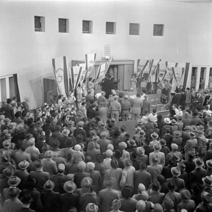 Poll photo collection. Israel 1948-1949: Jerusalem. Commemoration of the first birthday of Israel independence in the Jessurun synagogue. 1949. Israel, Jerusalem Copyright: xpiemagsx pienatarchpart630102021-33411 !ACHTUNG AUFNAHMEDATUM GESCHÄTZT!