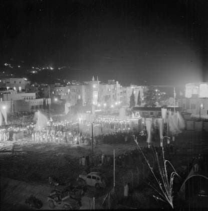 Poll photo collection. Israel 1948-1949: Haifa. Ceremony at night on May 15, 1949 on a square in Haifa at the gesture of the commemoration of the first birthday of Israel independence. January 1, 1948. Haifa, Israel Copyright: xpiemagsx pienatarchpart630102021-34040 !ACHTUNG AUFNAHMEDATUM GESCHÄTZT!