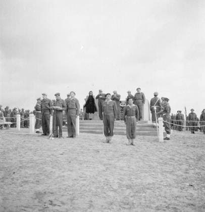 Poll photo collection. Israel 1948-1949. Speech by a soldier during the commemoration of a monument on May 15, 1949 on the occasion of the first birthday of Israel independence. January 1, 1948. Israel Copyright: xpiemagsx pienatarchpart630102021-34060 !ACHTUNG AUFNAHMEDATUM GESCHÄTZT!