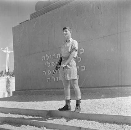 Poll photo collection. Israel 1948-1949. Young warrior of the Haganah as honorary guard at a monument during the first independence memory in Israel in 1949. January 1, 1948. Israel Copyright: xpiemagsx pienatarchpart630102021-34448 !ACHTUNG AUFNAHMEDATUM GESCHÄTZT!