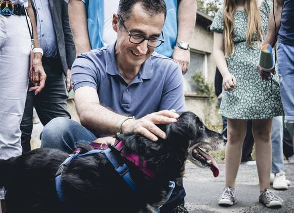 News Themen der Woche KW31 News Bilder des Tages Der Bundesminister fuer Ernaehrung und Landwirtschaft, Cem Oezdemir, im Rahmen eines Tierheimbesuchs in Dallgow-Doeberitz. Dallgow-Doeberitz, 01.08.2022 Berlin Deutschland *** The Federal Minister of Food and Agriculture, Cem Oezdemir, during a visit to an animal shelter in Dallgow Doeberitz Dallgow Doeberitz, 01 08 2022 Berlin Germany Copyright: xXanderxHeinl photothek.de BMELx