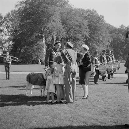 Poll photo collection. Farewell to the front garden of Palace Soestdijk of the Prince Bernhard Chapel with their mascot, the goat kees, due to departure to the Dutch East Indies. Royal house. September 28, 1946. Baarn, Utrecht (province) Copyright: xpiemagsx pienatarchpart630102021-40478 !ACHTUNG AUFNAHMEDATUM GESCHÄTZT!