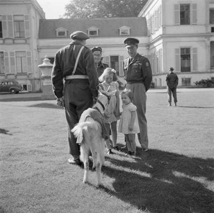 Poll photo collection. Farewell to the front garden of Palace Soestdijk of the Prince Bernhard Chapel with their mascot, the goat kees, due to departure to the Dutch East Indies. Royal house. September 28, 1946. Baarn, Utrecht (province) Copyright: xpiemagsx pienatarchpart630102021-40486 !ACHTUNG AUFNAHMEDATUM GESCHÄTZT!