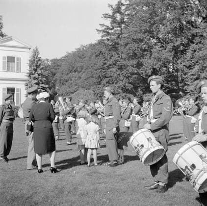 Poll photo collection. Farewell to the front garden of Palace Soestdijk of the Prince Bernhard Chapel with their mascot, the goat kees, due to departure to the Dutch East Indies. Royal house. September 28, 1946. Baarn, Utrecht (province) Copyright: xpiemagsx pienatarchpart630102021-40497 !ACHTUNG AUFNAHMEDATUM GESCHÄTZT!