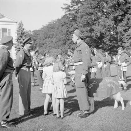 Poll photo collection. Farewell to the front garden of Palace Soestdijk of the Prince Bernhard Chapel with their mascot, the goat kees, due to departure to the Dutch East Indies. Royal house. September 28, 1946. Baarn, Utrecht (province) Copyright: xpiemagsx pienatarchpart630102021-40498 !ACHTUNG AUFNAHMEDATUM GESCHÄTZT!