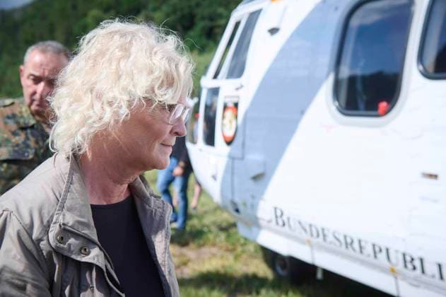Michael Kretschmer und Lambrecht besuchen Einsatzkräfte im Waldbrandgebiet Sächsische Schweiz Verteidigungsministerin Christine Lambrecht (SPD) und Generalleutnant Carsten Breuer (Kommandeur Kommando Territoriale Aufgaben der Bundeswehr) besuchen am 01.08.2022 zusammen mit Sachsens Ministerpräsident Michael Kretschmer das Waldbrandgebiet in der Sächsischen Schweiz und informiert sich über den Einsatz der Bundeswehr sowie die aktuelle Waldbrandlage vor Ort. Bad Schandau Sachsen Deutschland *** Michael Kretschmer and Lambrecht visit forces in the forest fire area Saxon Switzerland Defense Minister Christine Lambrecht SPD and Lieutenant General Carsten Breuer Commander Command Territorial Tasks of the Bundeswehr visit on 01 08 2022 toget